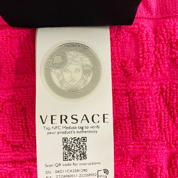 New, authentic Versace, hand towels, 100% cotton, in fuchsia. Made in Italy. - Picture 4 of 5